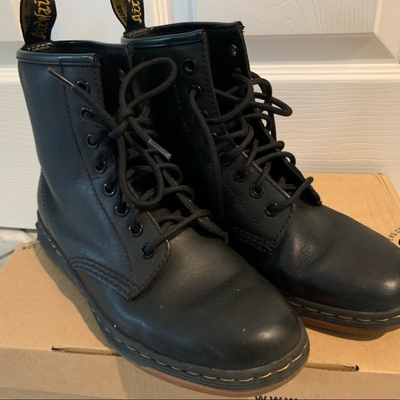 DR. MARTENS UK SIZING WOMEN COMBAT BOOT - Picture 2 of 9